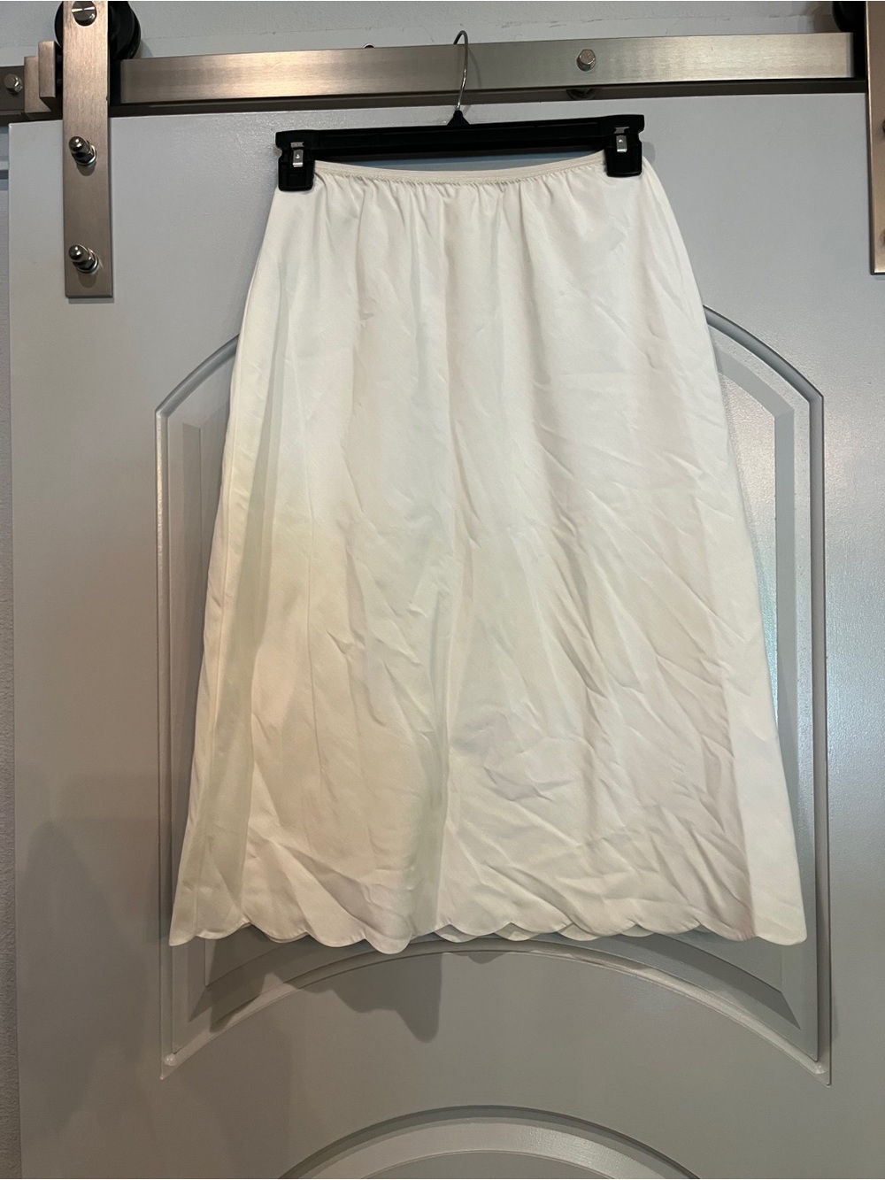 Vintage Barbizon creamy White Scalloped Hem midi Skirt slip. Classic!